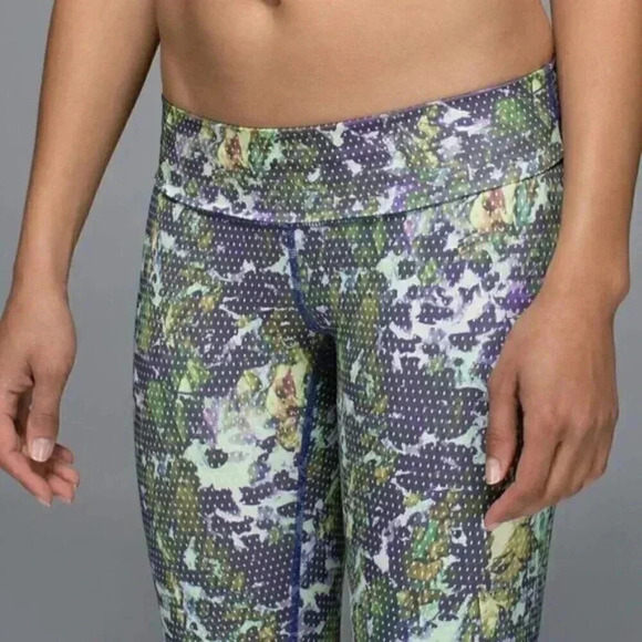 Lululemon Wunder Under Crop II *Full-On Luxtreme (Roll Down) Floral Size 4 - Picture 5 of 15